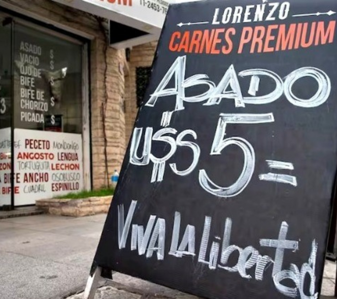 Se hizo famoso dolarizando los precios de su carnicería y hoy festeja la legalización